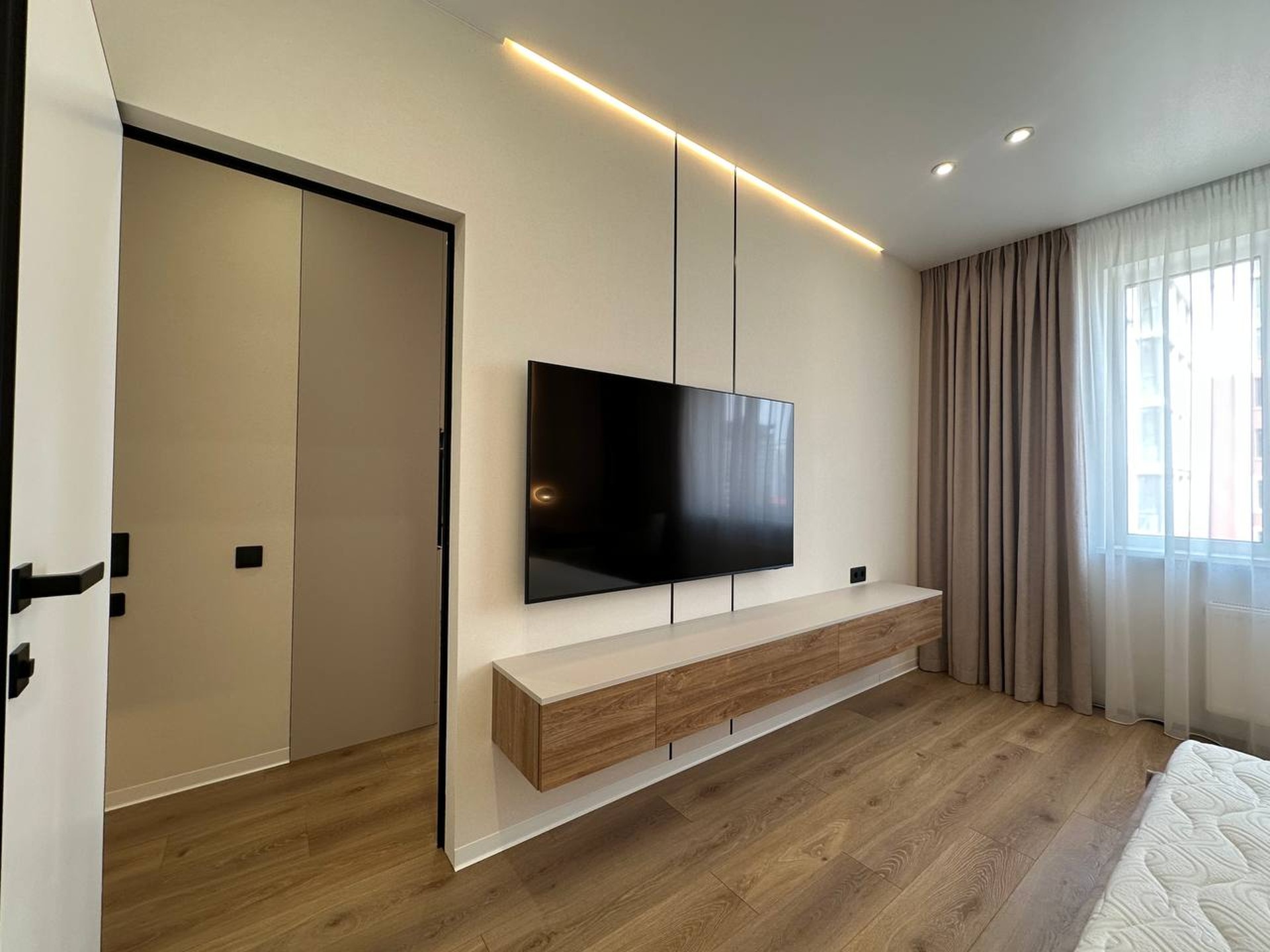APARTMENT 43 — 7