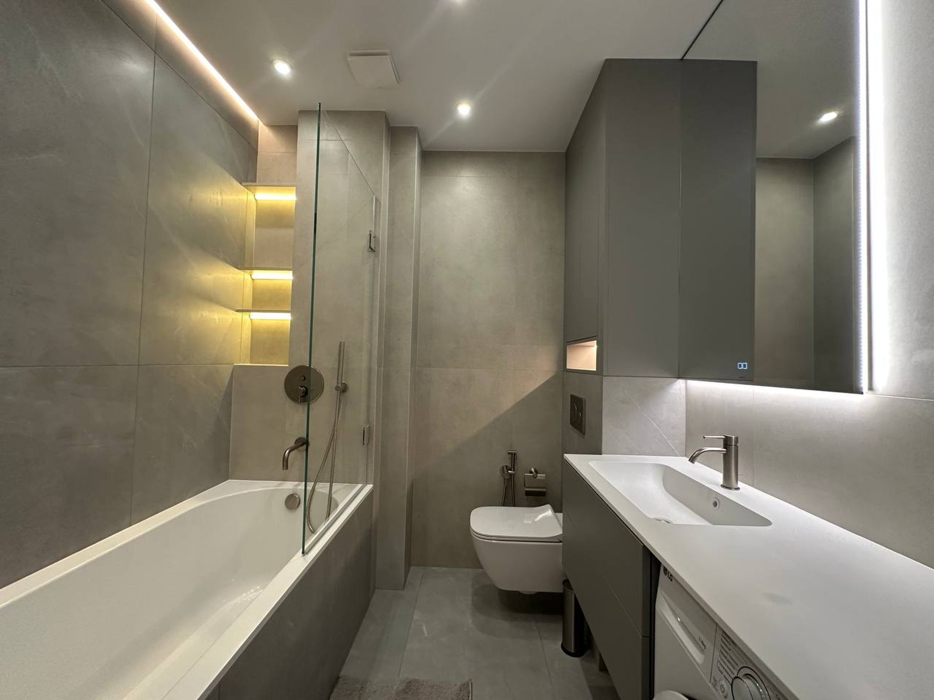 APARTMENT 43 — 10