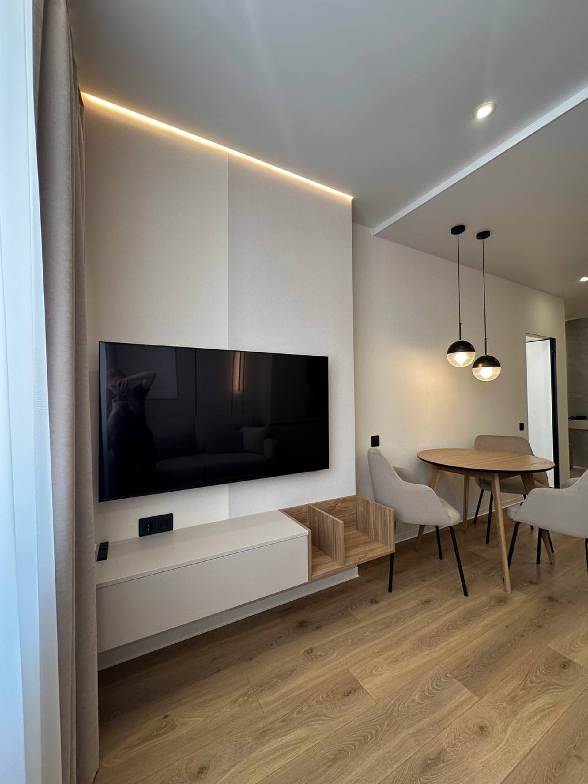 APARTMENT 43 — 5