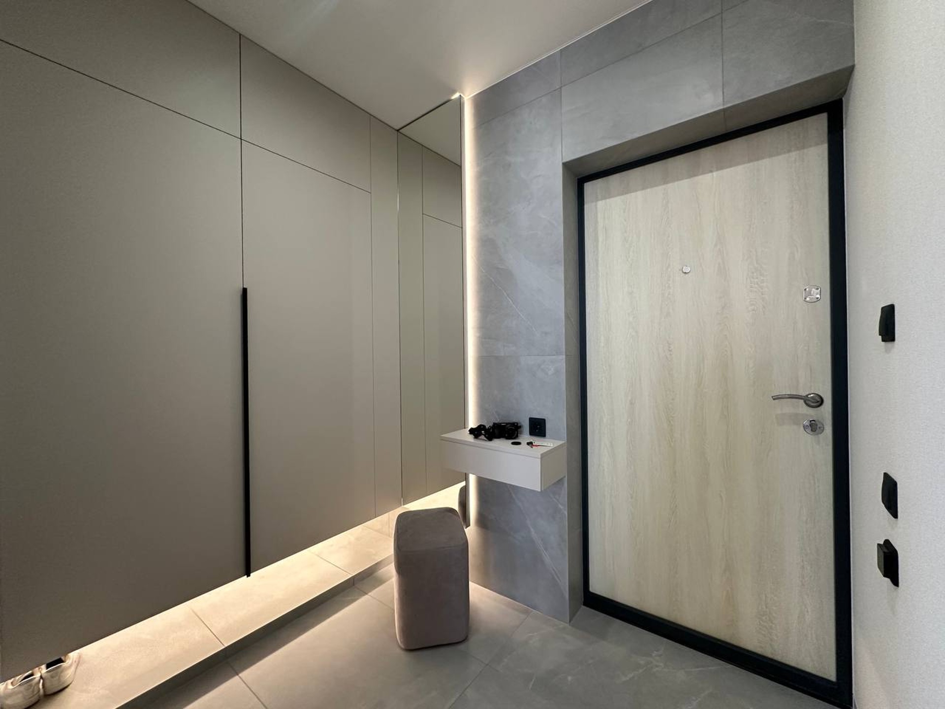 APARTMENT 43 — 11